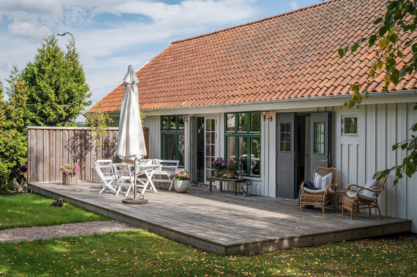 Светлая дача на месте конюшни 19 века в Швеции