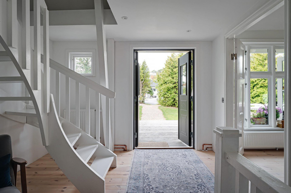 Светлая дача на месте конюшни 19 века в Швеции