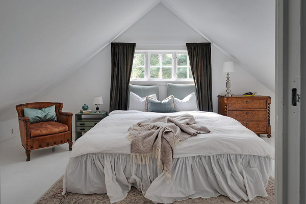 Светлая дача на месте конюшни 19 века в Швеции