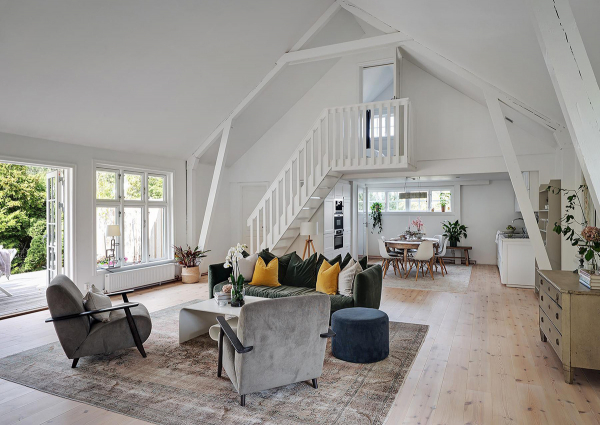 Светлая дача на месте конюшни 19 века в Швеции