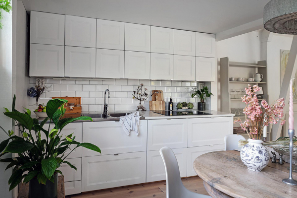 Светлая дача на месте конюшни 19 века в Швеции