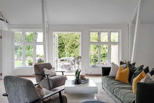 Светлая дача на месте конюшни 19 века в Швеции