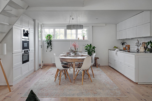 Светлая дача на месте конюшни 19 века в Швеции