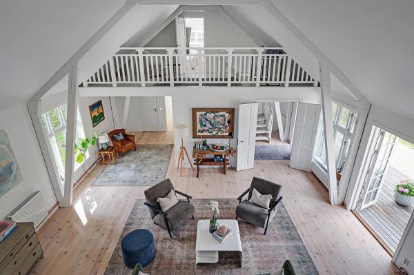 Светлая дача на месте конюшни 19 века в Швеции