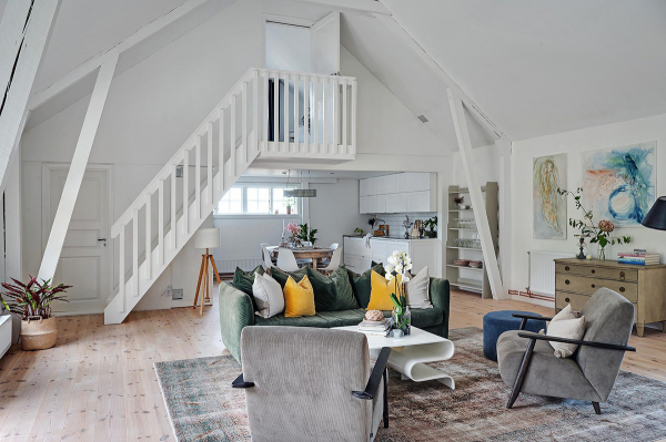 Светлая дача на месте конюшни 19 века в Швеции