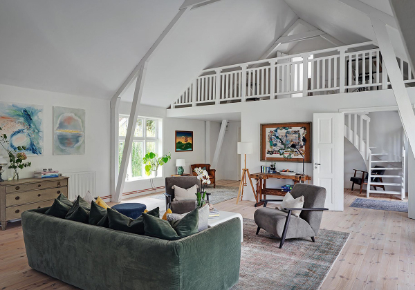 Светлая дача на месте конюшни 19 века в Швеции