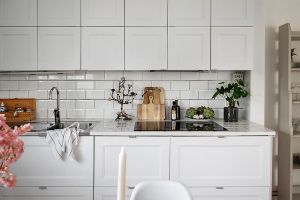 Светлая дача на месте конюшни 19 века в Швеции