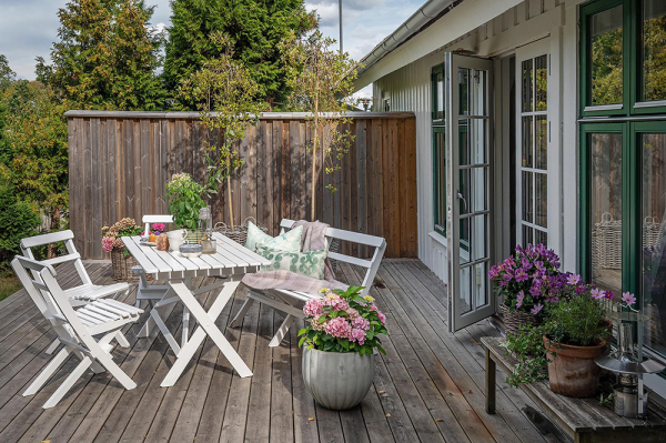 Светлая дача на месте конюшни 19 века в Швеции