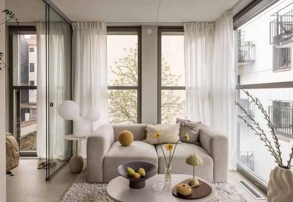 У всех на виду: маленькая квартира со стеклянными стенами в Стокгольме (34 кв. м)