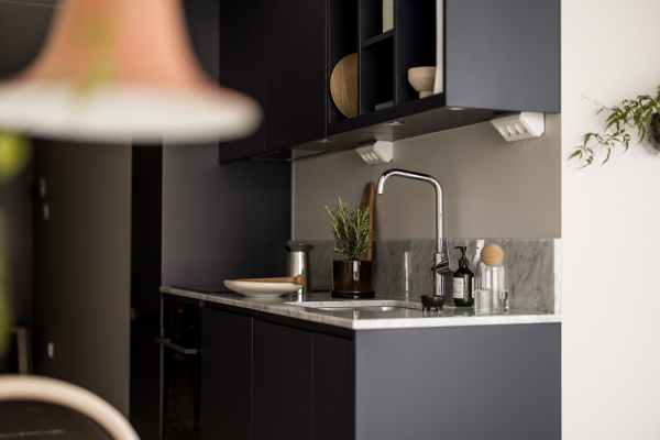 У всех на виду: маленькая квартира со стеклянными стенами в Стокгольме (34 кв. м)