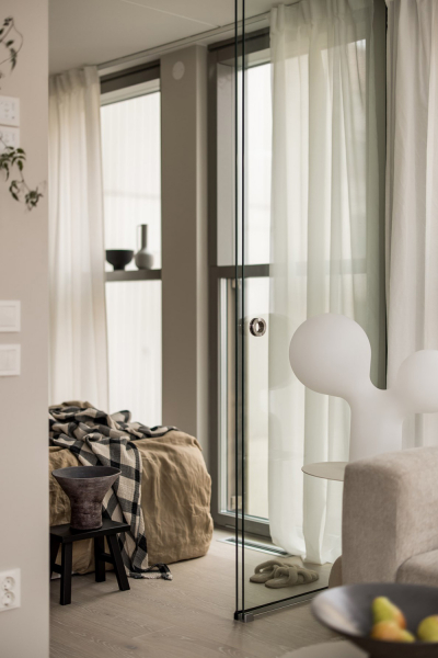 У всех на виду: маленькая квартира со стеклянными стенами в Стокгольме (34 кв. м)