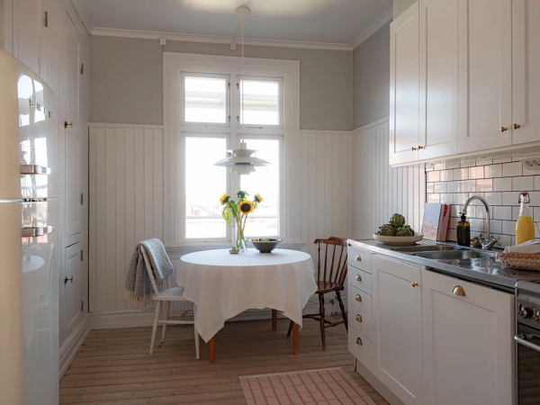 Залитая солнцем квартира в Швеции с ярким декором и кантри нотками Залитая солнцем квартира в Швеции с ярким декором и кантри нотками