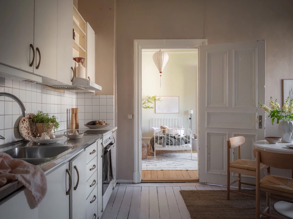 Женственный скандинавский интерьер с розовыми обоями (90 кв. м)