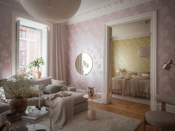 Женственный скандинавский интерьер с розовыми обоями (90 кв. м)
