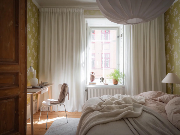 Женственный скандинавский интерьер с розовыми обоями (90 кв. м)