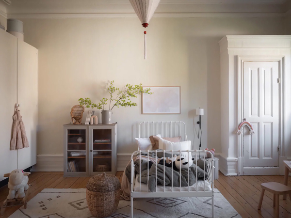 Женственный скандинавский интерьер с розовыми обоями (90 кв. м)