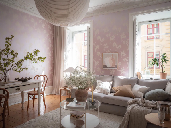 Женственный скандинавский интерьер с розовыми обоями (90 кв. м)