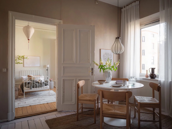 Женственный скандинавский интерьер с розовыми обоями (90 кв. м)