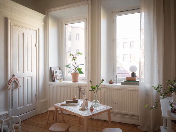 Женственный скандинавский интерьер с розовыми обоями (90 кв. м)