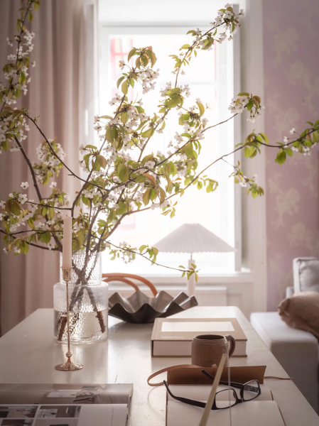 Женственный скандинавский интерьер с розовыми обоями (90 кв. м)