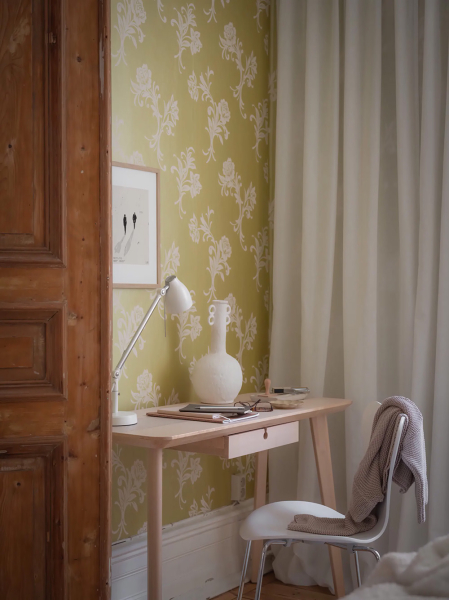 Женственный скандинавский интерьер с розовыми обоями (90 кв. м)