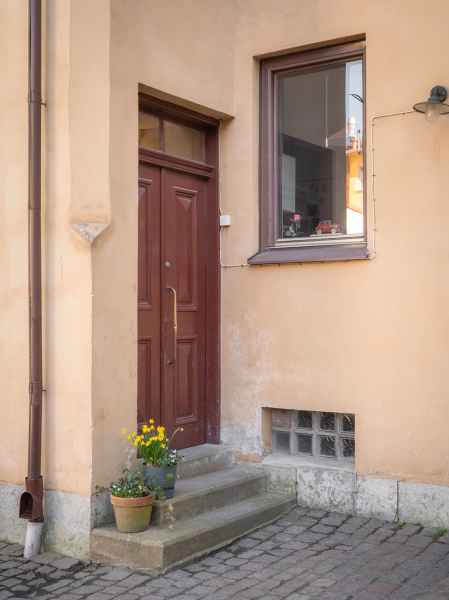 Женственный скандинавский интерьер с розовыми обоями (90 кв. м)