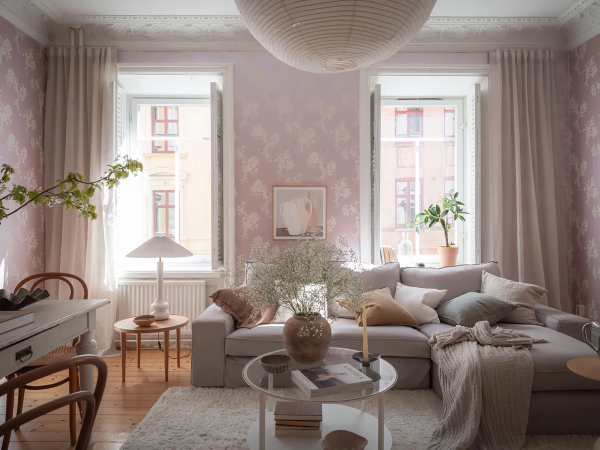 Женственный скандинавский интерьер с розовыми обоями (90 кв. м)