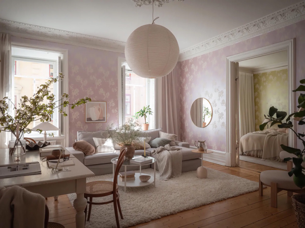 Женственный скандинавский интерьер с розовыми обоями (90 кв. м)