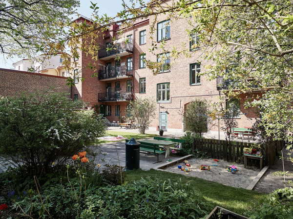 Женственный скандинавский интерьер с розовыми обоями (90 кв. м)