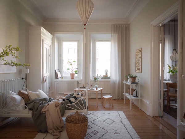 Женственный скандинавский интерьер с розовыми обоями (90 кв. м)