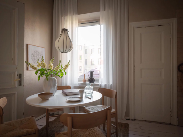 Женственный скандинавский интерьер с розовыми обоями (90 кв. м)