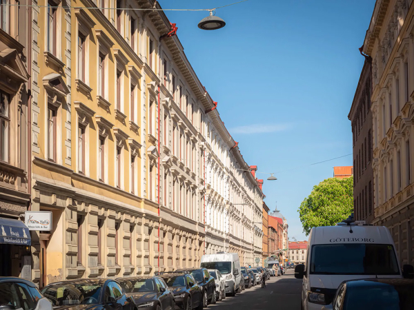 Женственный скандинавский интерьер с розовыми обоями (90 кв. м)