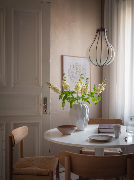 Женственный скандинавский интерьер с розовыми обоями (90 кв. м)