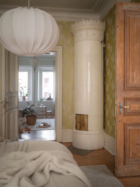 Женственный скандинавский интерьер с розовыми обоями (90 кв. м)