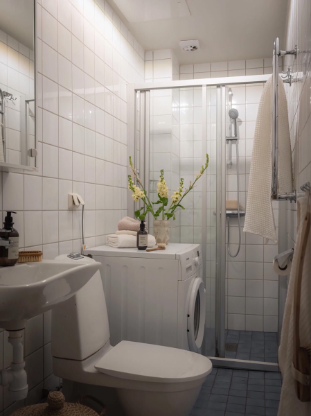 Женственный скандинавский интерьер с розовыми обоями (90 кв. м)