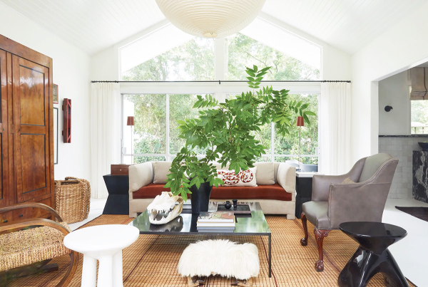 Белые стены и много искусства: светлое обновление коттеджа 1960х в Джорджии