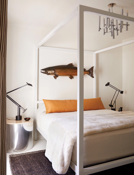 Белые стены и много искусства: светлое обновление коттеджа 1960х в Джорджии