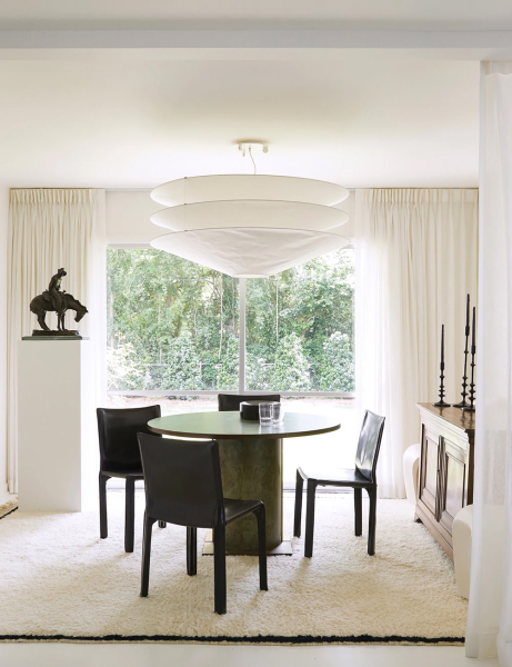 Белые стены и много искусства: светлое обновление коттеджа 1960х в Джорджии