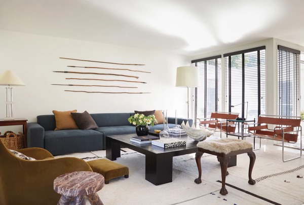 Белые стены и много искусства: светлое обновление коттеджа 1960х в Джорджии