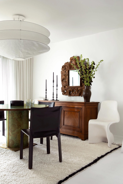 Белые стены и много искусства: светлое обновление коттеджа 1960х в Джорджии