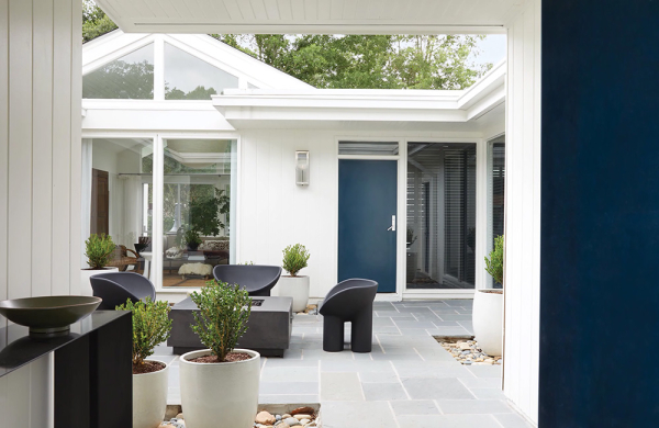 Белые стены и много искусства: светлое обновление коттеджа 1960х в Джорджии