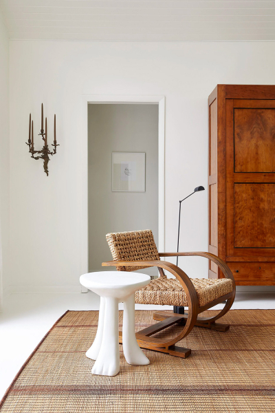 Белые стены и много искусства: светлое обновление коттеджа 1960х в Джорджии