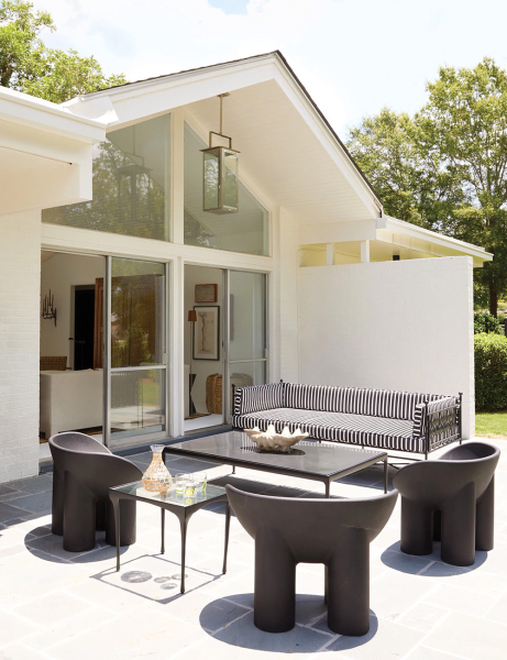 Белые стены и много искусства: светлое обновление коттеджа 1960х в Джорджии