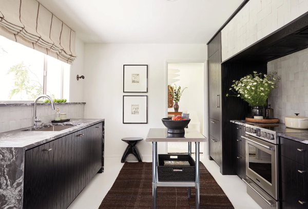 Белые стены и много искусства: светлое обновление коттеджа 1960х в Джорджии