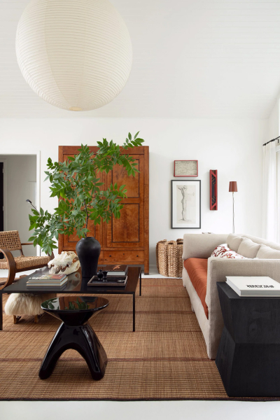 Белые стены и много искусства: светлое обновление коттеджа 1960х в Джорджии