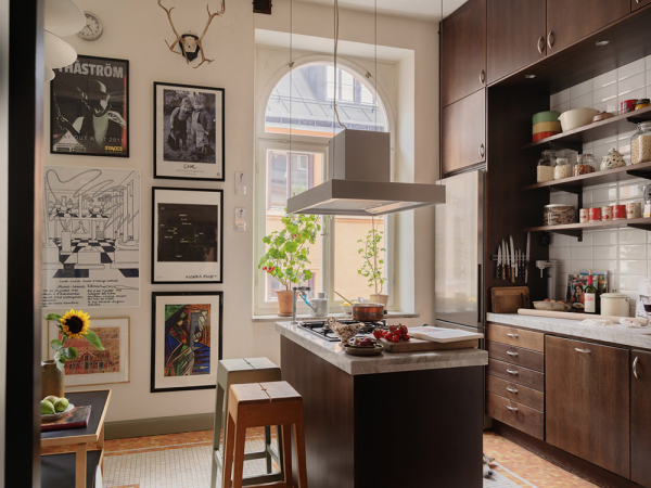 Чудесные виды на город через арочные окна: уютная квартира в Стокгольме