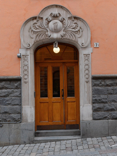 Чудесные виды на город через арочные окна: уютная квартира в Стокгольме