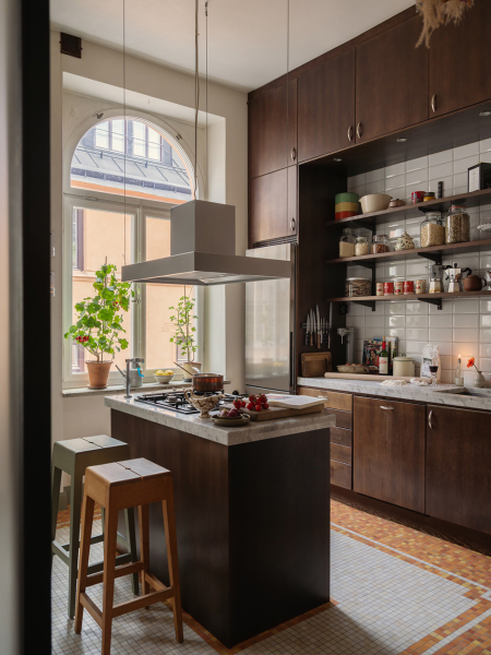 Чудесные виды на город через арочные окна: уютная квартира в Стокгольме