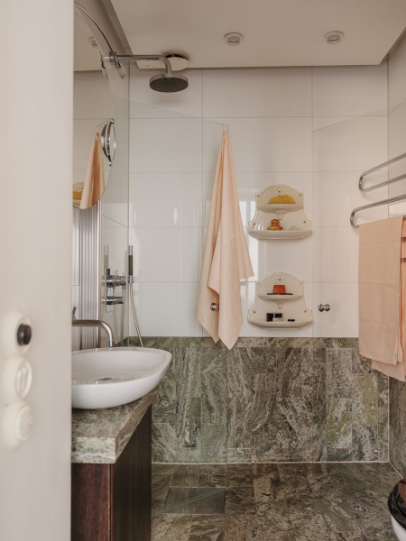 Чудесные виды на город через арочные окна: уютная квартира в Стокгольме