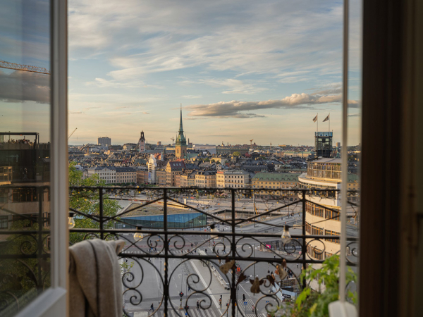 Чудесные виды на город через арочные окна: уютная квартира в Стокгольме